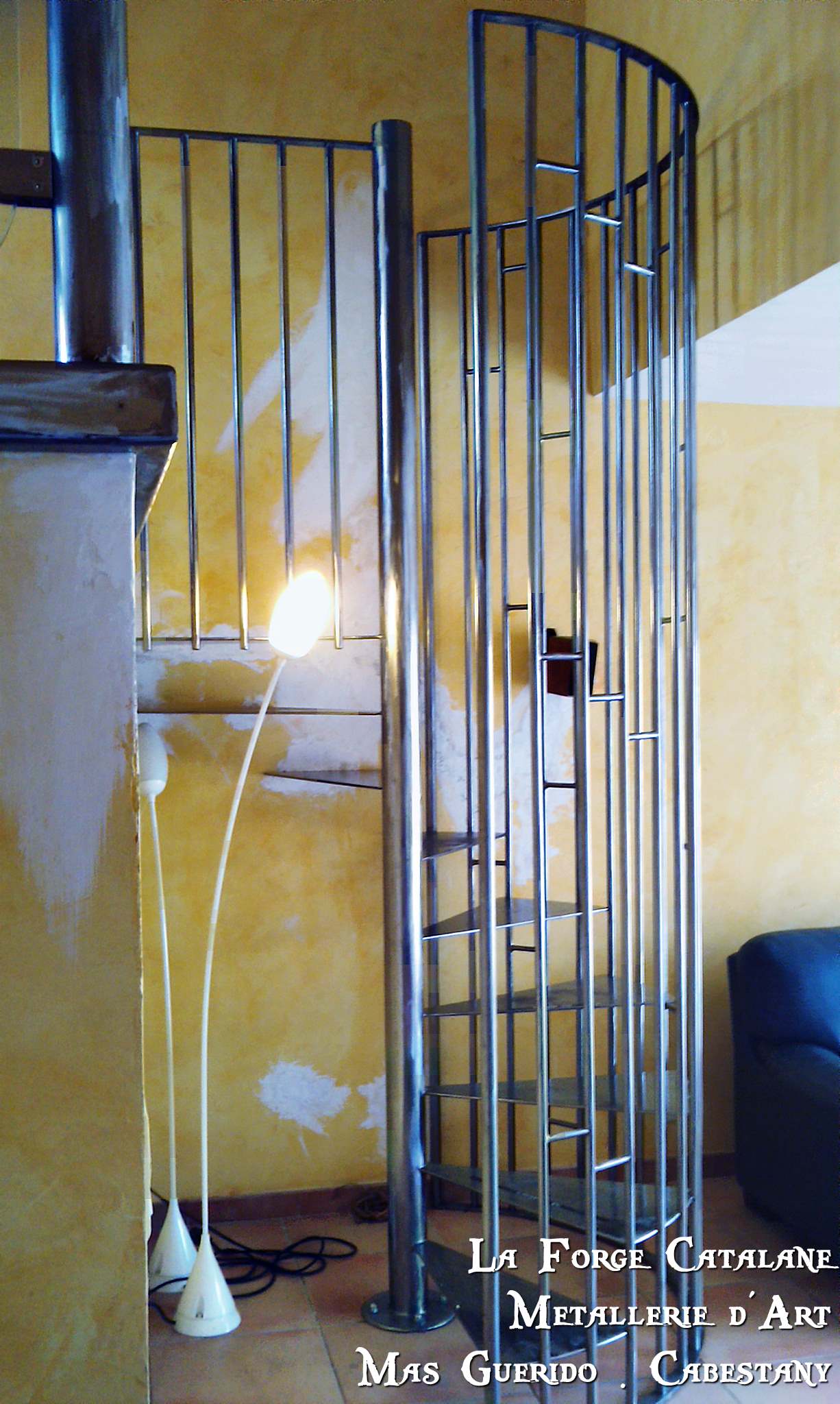 Escalier helicoidal rond en fer forge catalane.jpg